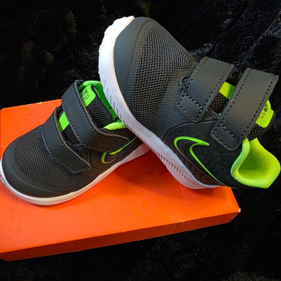 Kids Nike Shoes Size 5C - Picture 2 of 3